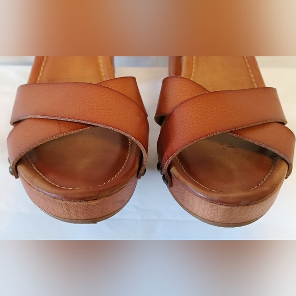 𝙈𝙄𝘼 𝐒𝐮𝐬𝐚𝐧 𝐖𝐨𝐨𝐝𝐞𝐧 𝐂𝐥𝐨𝐠 𝐒𝐭𝐫𝐚𝐩𝐩𝐲 𝐒𝐚𝐧𝐝𝐚𝐥𝐬/𝗕#04 - Picture 5 of 11